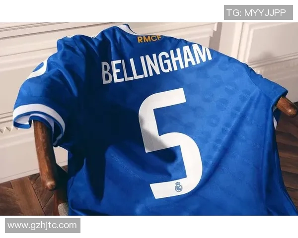 J足球服的时尚潮流与运动性能完美结合助力球迷展现个性风采